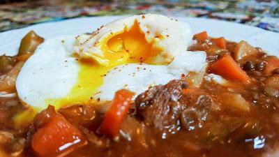 ¡Lléname el plato y alcánzame el pan que hoy comemos guiso de lentejas!