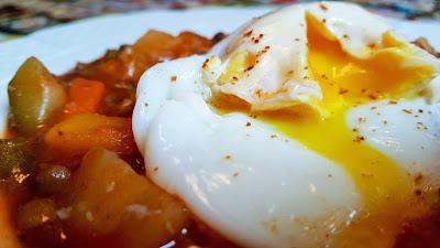 ¡Lléname el plato y alcánzame el pan que hoy comemos guiso de lentejas!