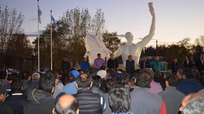 En un acto masivo, petroleros se declararon en alerta ante rumores de nuevos despidos