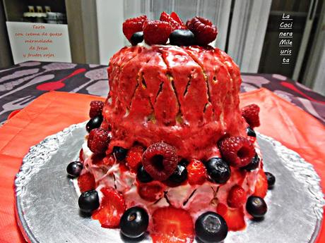 Tarta con crema de queso mermelada de fresa y frutos rojos