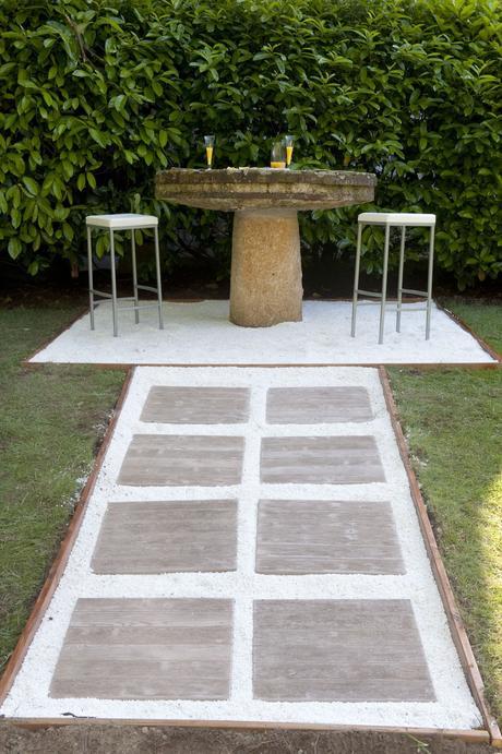 Hacer un camino con losetas y gravilla