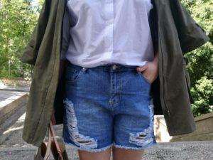 look talla grande con short denim de asos con camisa blanca y parka militar para un outfit de primavera