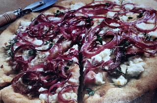 PIZZA CON CEBOLLA ROJA Y QUESO