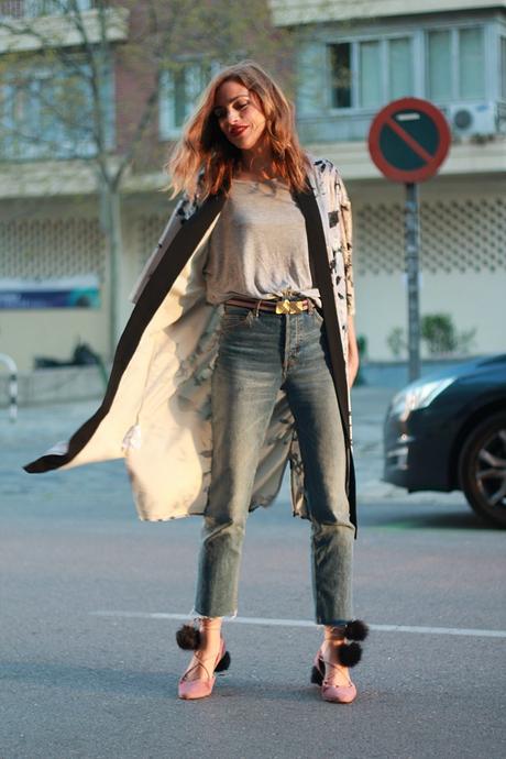 KIMONO, JEANS CORTADOS Y CAMISETA GRIS.