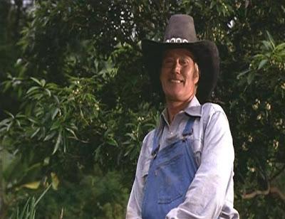 Chuck Connors en una secuencia de 'Trampa para Turistas' (Tourist Trap)