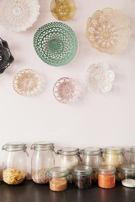 ¿Te atreves a decorar una pared con platos de ganchillo? YO SI