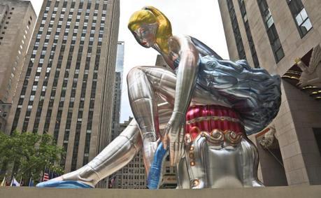 Jeff Koons y otra Bailarina sentada en el Rockefeller Center de NYC