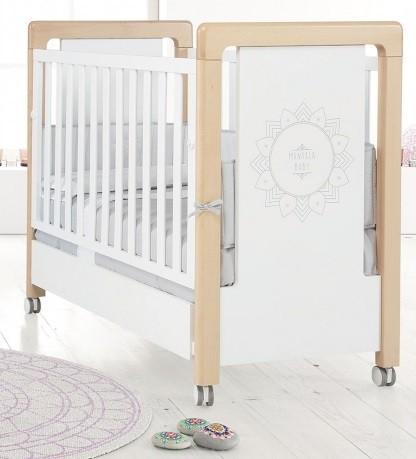 cuna de madera con cabezal especial