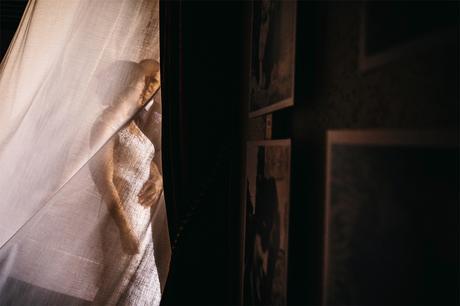 novios-detras-cortinas-fotografia-boda-soria