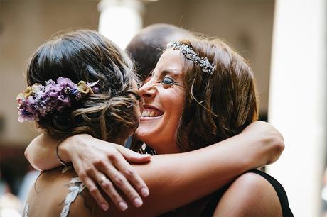 abrazo-hermana-novia-fotografia-boda-soria