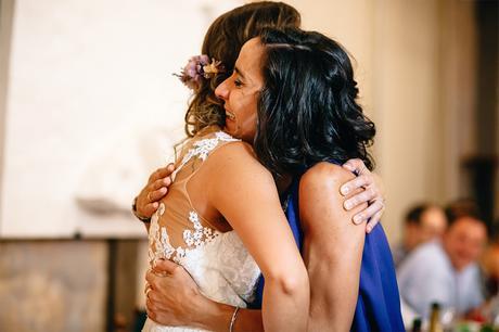 abrazo-novia-amiga-fotografia-boda-soria