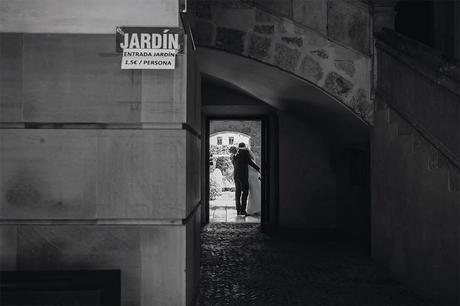 abrazo-puerta-jardin-fotografia-boda-soria