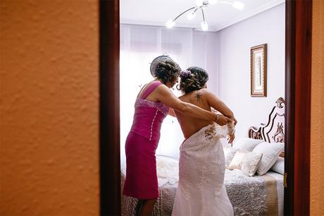 novia-poniendose-vestido-fotografia-boda-soria