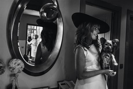 reflejo-novio-madrina-perro-fotografia-boda-soria
