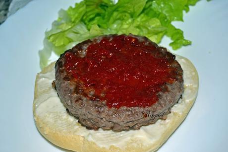 Hamburguesas de ternera con mermelada de pimientos rojos