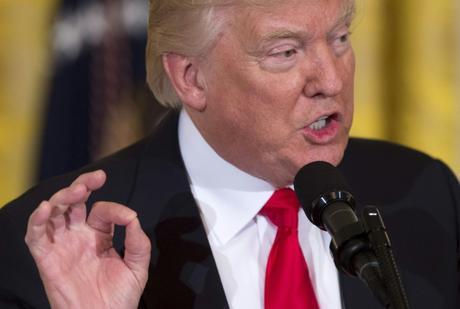 Trump defiende su “derecho” a compartir información con Rusia