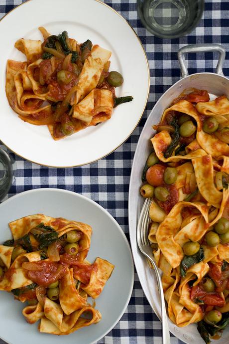 PAPPARDELLE ALL`ARRABIATA DE TOMATES CHERRY, CON ESPINACAS Y OLIVAS