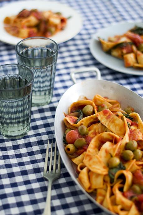 PAPPARDELLE ALL`ARRABIATA DE TOMATES CHERRY, CON ESPINACAS Y OLIVAS