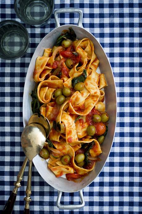 PAPPARDELLE ALL`ARRABIATA DE TOMATES CHERRY, CON ESPINACAS Y OLIVAS