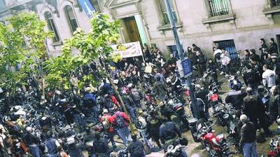 El PRO dio marcha atrás con los cascos con patentes para motoqueros