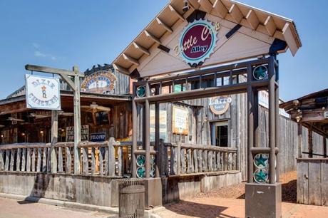 Un callejón lleno de chapas de botellas se convierte en atracción turística