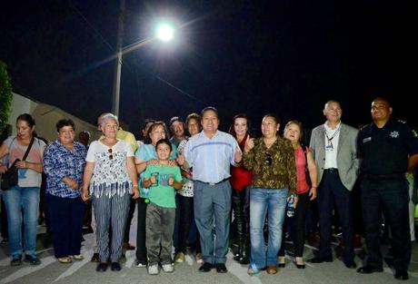 Alcalde de Soledad pone en servicio alumbrado led en la colonia San Luis I