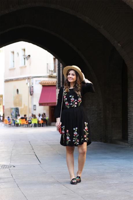 look canotier y vestido negro flores bordadas