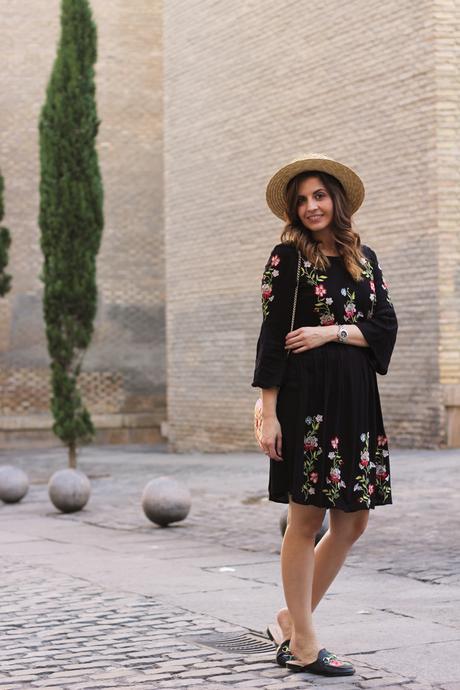 look canotier y vestido negro flores bordadas