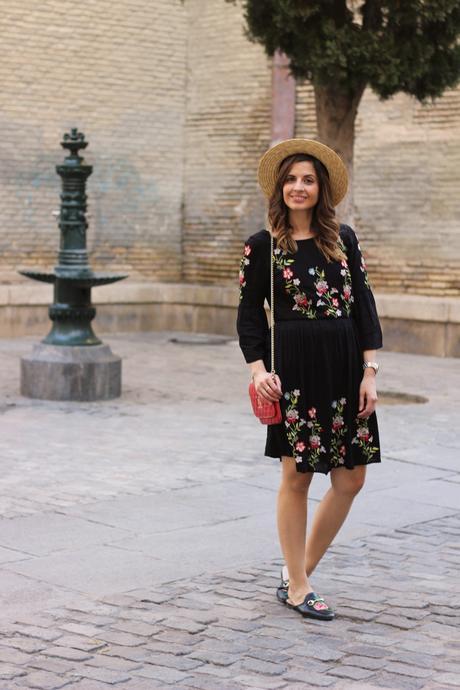 look canotier y vestido negro flores bordadas