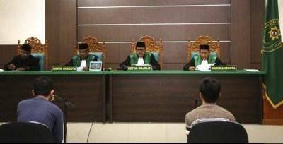 Corte en Indonesia condena a una pareja gay a 85 bastonazos