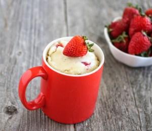 Panecito cetogénico de fresas  con crema en 5 minutos
