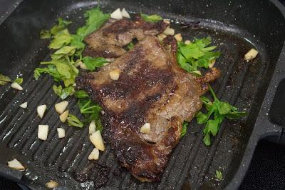 Filete al ajo y ensalada de alubias