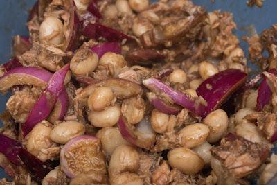 Filete al ajo y ensalada de alubias