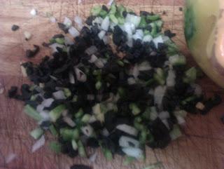 Pollo con picadillo de aceitunas negras