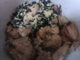 Pollo con picadillo de aceitunas negras