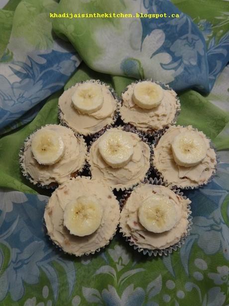 PETITS GÂTEAUX À LA BANANE ET AU BEURRE D’ARACHIDES / BANANA PEANUT BUTTER CUPCAKES / CUPCAKES CON BANANA Y MANTEQUILLA DE MANI / كاب كيك الموز و الفول السوداني