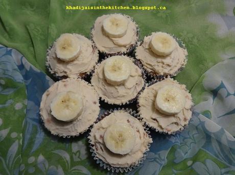 PETITS GÂTEAUX À LA BANANE ET AU BEURRE D’ARACHIDES / BANANA PEANUT BUTTER CUPCAKES / CUPCAKES CON BANANA Y MANTEQUILLA DE MANI / كاب كيك الموز و الفول السوداني