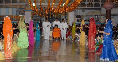 Citas y Matrimonio - puntos de vista de un drama divina puesta en escena por Sri Sathya Sai Baba