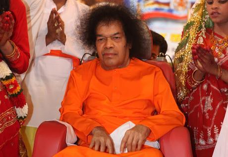 Citas y Matrimonio - puntos de vista de un drama divina puesta en escena por Sri Sathya Sai Baba