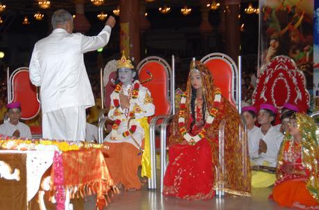 Citas y Matrimonio - puntos de vista de un drama divina puesta en escena por Sri Sathya Sai Baba