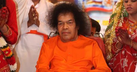 Citas y Matrimonio - puntos de vista de un drama divina puesta en escena por Sri Sathya Sai Baba