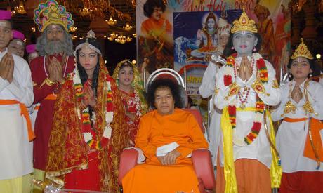 Citas y Matrimonio - puntos de vista de un drama divina puesta en escena por Sri Sathya Sai Baba