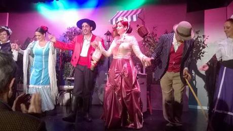 CRÍTICA TEATRAL DE AGUA, AZUCARILLOS Y AGUARDIENTE. TEATRO QUEVEDO La imagen puede contener: 5 personas, personas de pie