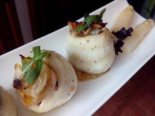 ROLLS DE PEZ ARAÑA RELLENOS DE VERDURAS Y ALMENDRAS  CON SALSA DE NARANJA