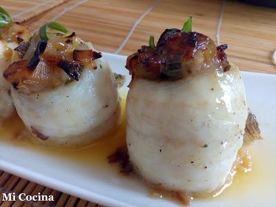 ROLLS DE PEZ ARAÑA RELLENOS DE VERDURAS Y ALMENDRAS  CON SALSA DE NARANJA