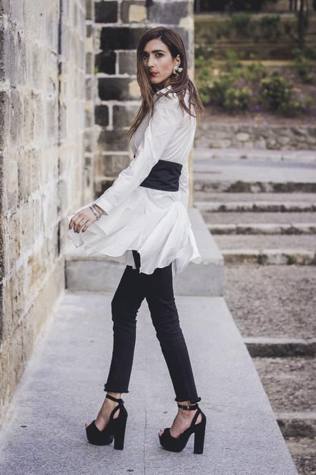 SUPERPOSICIÓN DE PRENDAS: VESTIDO+JEANS+CORSÉ