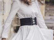 Superposición prendas: vestido+jeans+corsé