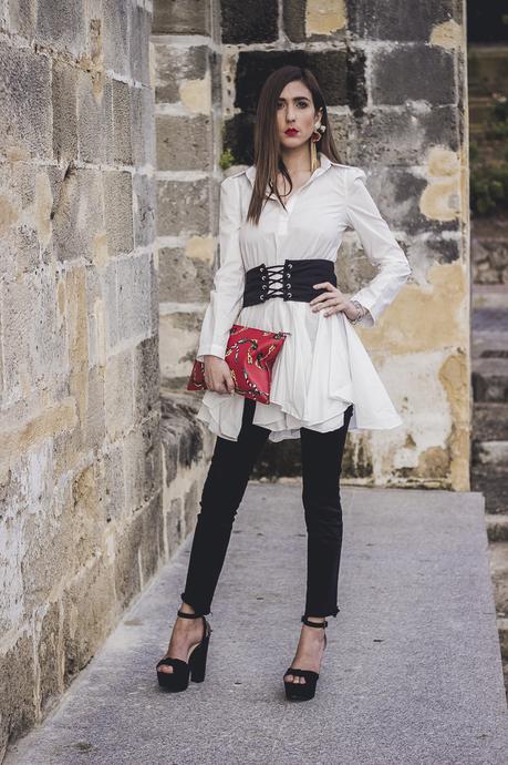 SUPERPOSICIÓN DE PRENDAS: VESTIDO+JEANS+CORSÉ