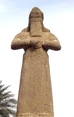 Estatua del dios Marduk, en un material menos noble que la original.