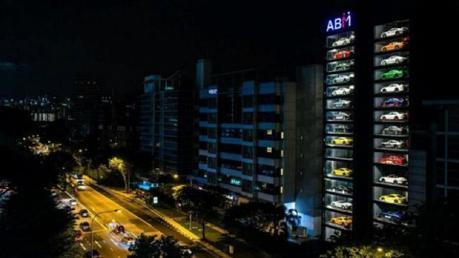 Un edificio convertido en una máquina expendedora gigante de coches de lujo